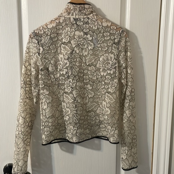 Babaton lace shirt with black trim. - Picture 6 of 8